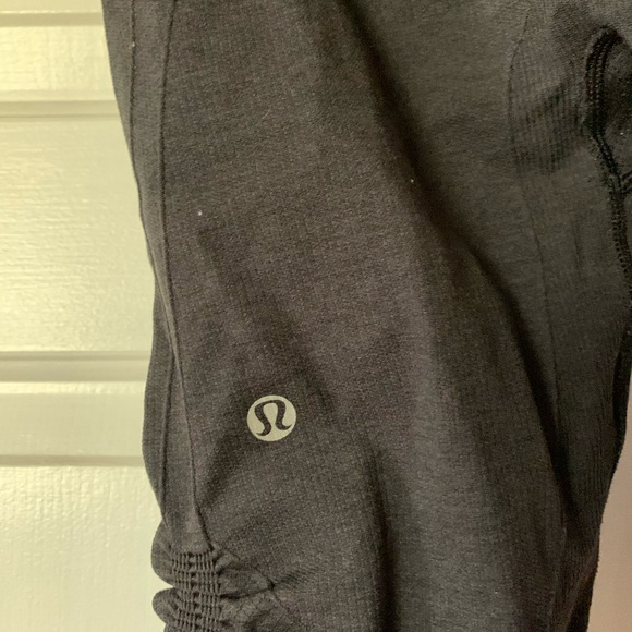Lululemon cropped leggings - size 2 or 4 - Picture 3 of 3